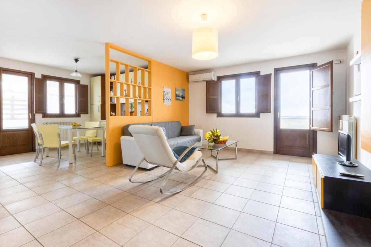 Lecce Colorful Flat With Terrace & Parking Apartment Luaran gambar