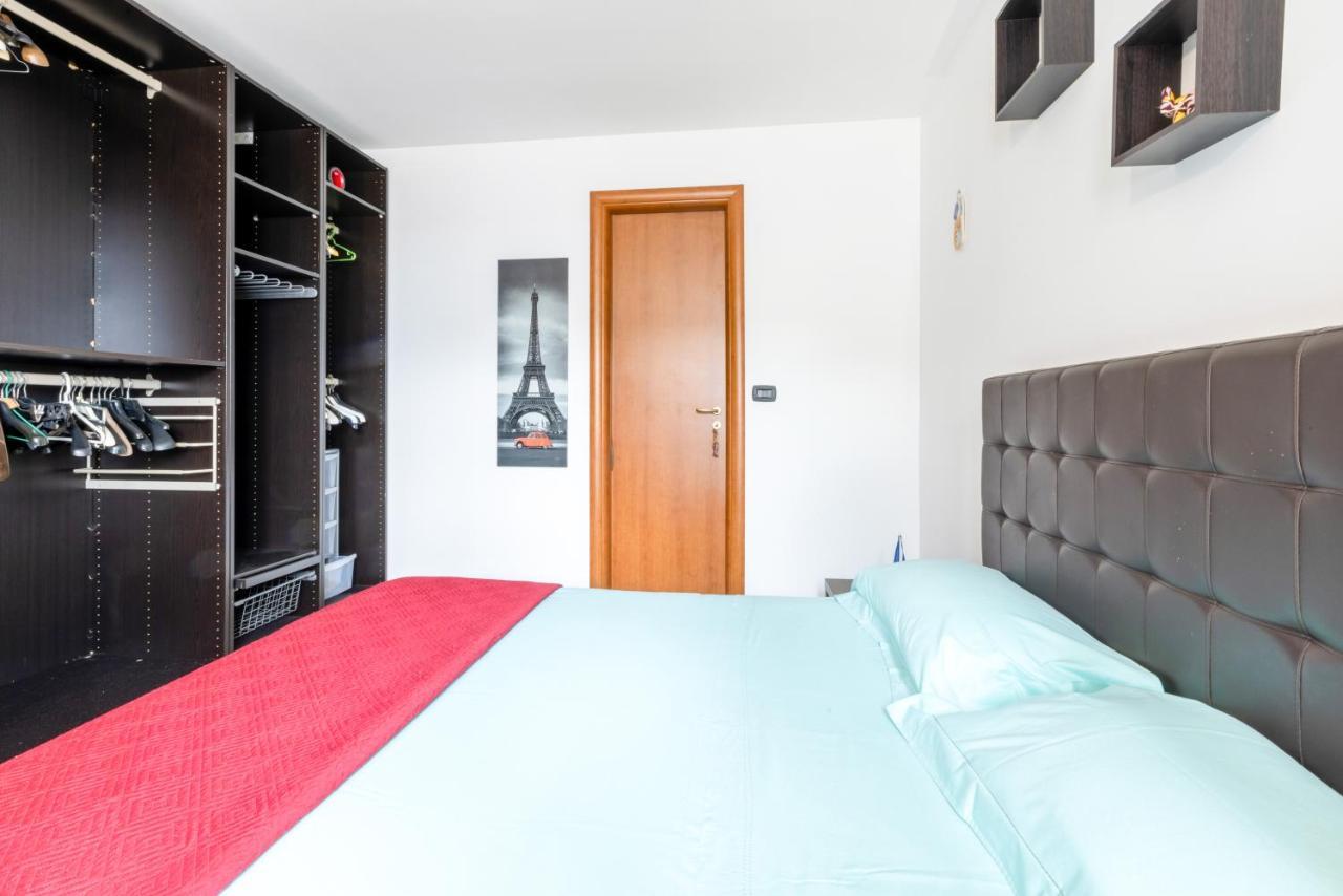 Lecce Colorful Flat With Terrace & Parking Apartment Luaran gambar